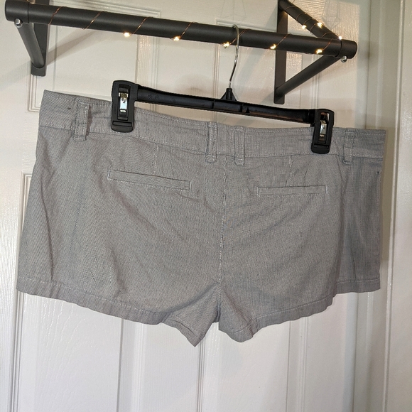 Low Rise Abercrombie & Fitch Striped Mini Shorts - Picture 4 of 6